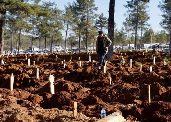 Depremin ardından cenazeler defnediliyor