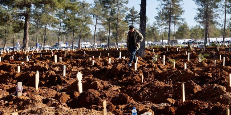 Depremin ardından cenazeler defnediliyor