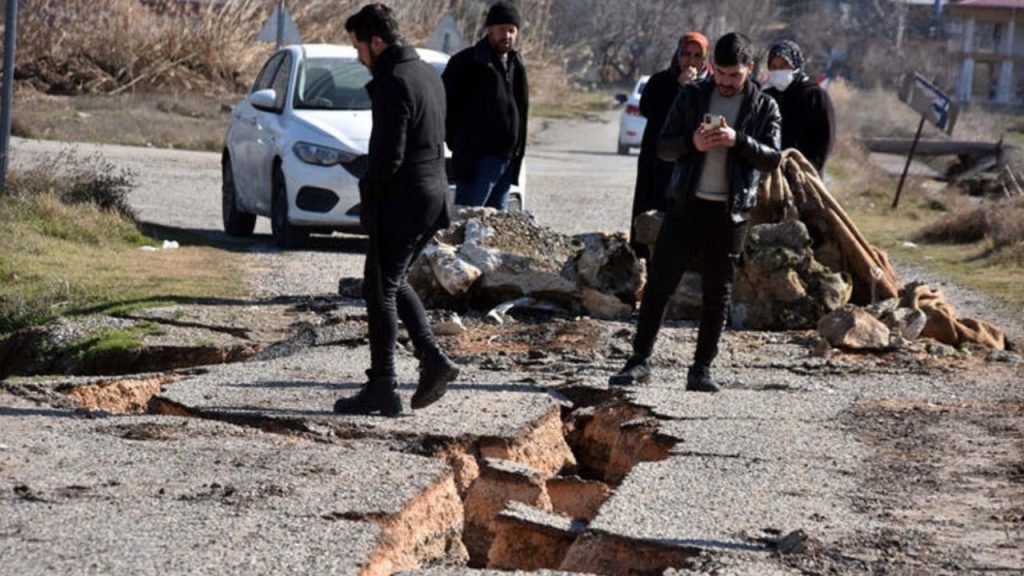 Depremin ardından otoyol ve kara yollarında derin yarıklar, çökmeler oluştu