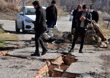 Depremin ardından otoyol ve kara yollarında derin yarıklar, çökmeler oluştu