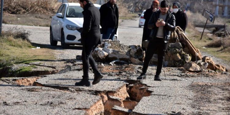 Depremin ardından otoyol ve kara yollarında derin yarıklar, çökmeler oluştu