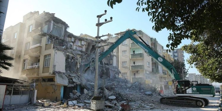 Depremin vurduğu Osmaniye'de acil yıkım kararı olan 335 bina için 'eşya almak için gelmesinler' uyarısı