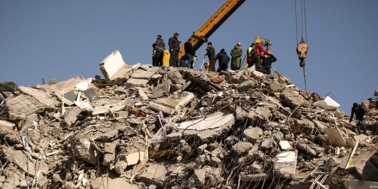 Depremlerde altıncı gün: Can kaybı 20 bin 665’e yükseldi