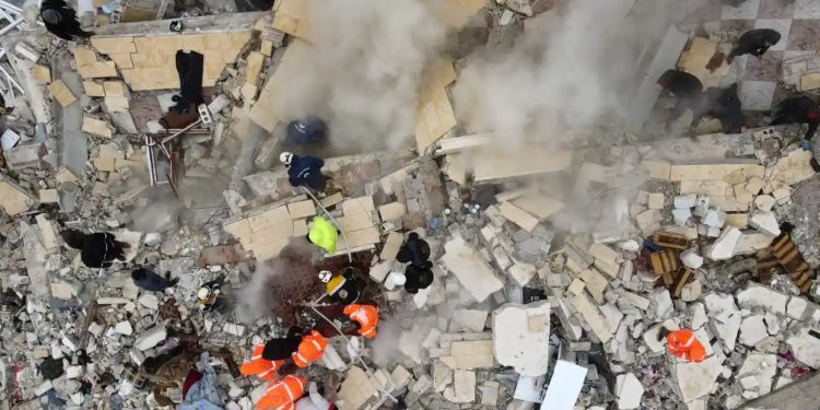 Depremlerde en az 810 kişinin hayatını kaybettiği Suriye'ye yardım ulaşması için sınır kapılarındaki kısıtlamaları gevşetme çağrısı