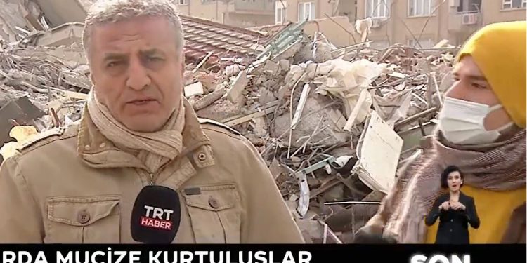 Depremzede vatandaş, “2 gündür yalnız bırakıldık” deyince TRT yayını kesti!