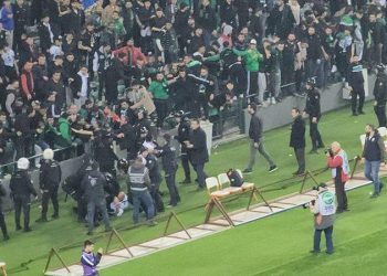 Depremzedeler için düzenlenen Kocaelispor-Sakaryaspor karşılaşmasında taraftarlar arasında kavga çıktı