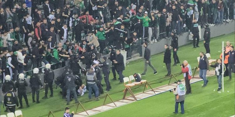 Depremzedeler için düzenlenen Kocaelispor-Sakaryaspor karşılaşmasında taraftarlar arasında kavga çıktı