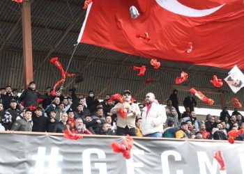 Depremzedeler yararına oynanan maçta, sahaya atkı ve oyuncaklar atıldı