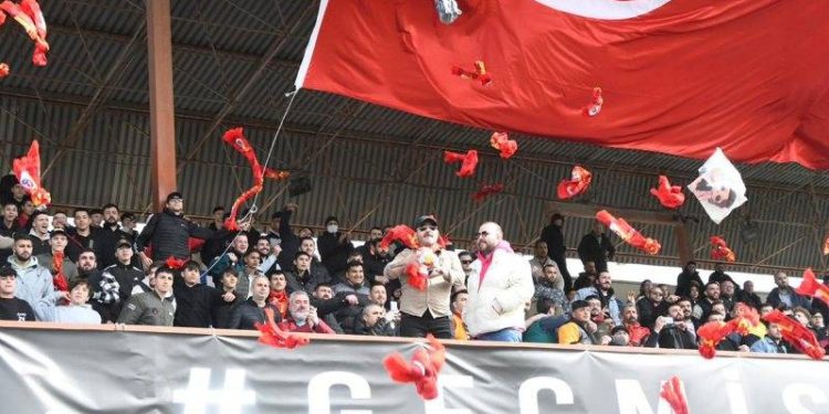 Depremzedeler yararına oynanan maçta, sahaya atkı ve oyuncaklar atıldı