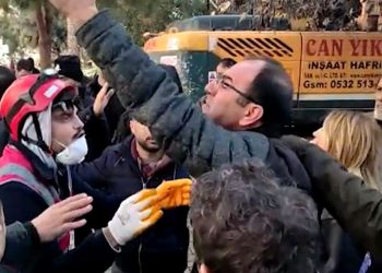 Depremzedelerden Bakan Kirişçi’ye tepki: ‘Devletsiniz ya, bir vinç bile getiremiyorsunuz değil mi?’
