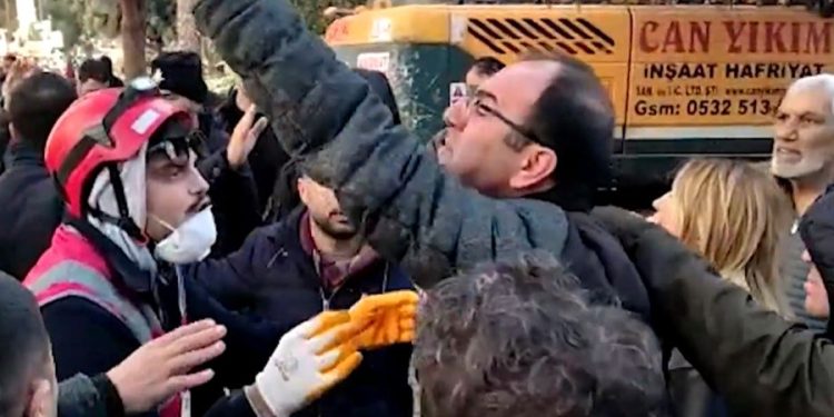 Depremzedelerden Bakan Kirişçi’ye tepki: ‘Devletsiniz ya, bir vinç bile getiremiyorsunuz değil mi?’