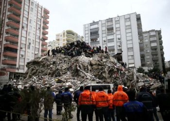 Depremin üzerinden yaklaşık iki hafta geçmesine rağmen halk sağlığıyla ilgili önemli sorunlar henüz çözülemedi. Barınma, tuvalet, kullanım suyu gibi en temel insani ihtiyaçlara ulaşmak hala mesele. Bu üç büyük sorun, kolera, tifo, dizanteri, kızamık gibi ciddi enfeksiyonlara davetiye çıkarıyor.