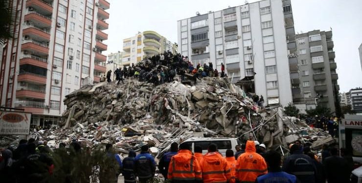 Depremin üzerinden yaklaşık iki hafta geçmesine rağmen halk sağlığıyla ilgili önemli sorunlar henüz çözülemedi. Barınma, tuvalet, kullanım suyu gibi en temel insani ihtiyaçlara ulaşmak hala mesele. Bu üç büyük sorun, kolera, tifo, dizanteri, kızamık gibi ciddi enfeksiyonlara davetiye çıkarıyor.