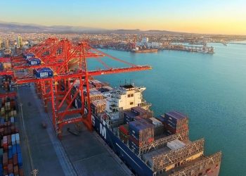 Depremzedeye giden fazla giysiler Yemenli bir şirkete satılmış