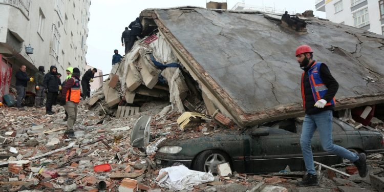 Diyarbakır'da 2 müteahhit yaptıkları binanın enkazında kalarak öldü