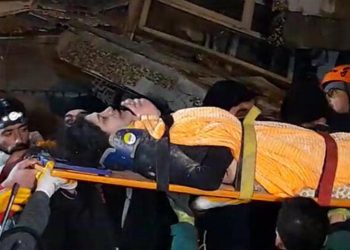 Diyarbakır'da enkazda ağlayan bebek, annesi ile iki kişiyi kurtardı