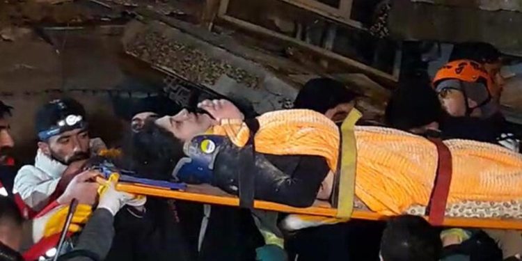 Diyarbakır'da enkazda ağlayan bebek, annesi ile iki kişiyi kurtardı