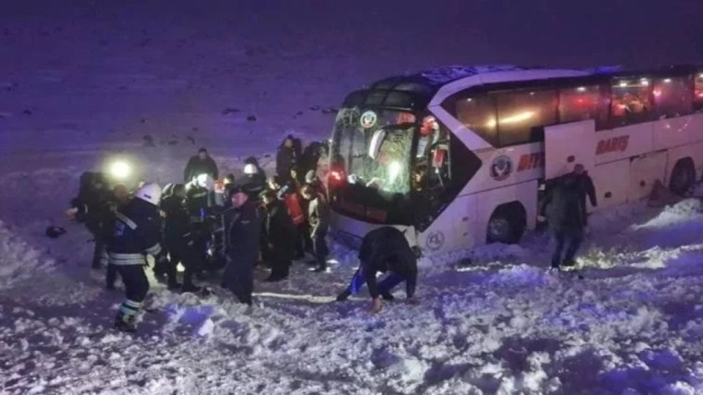 Diyarbakır'da yolcu otobüsü devrildi