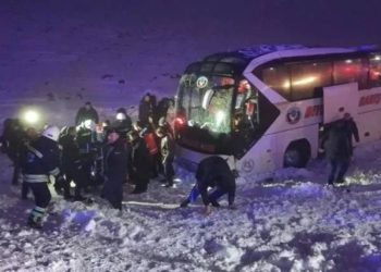 Diyarbakır'da yolcu otobüsü devrildi