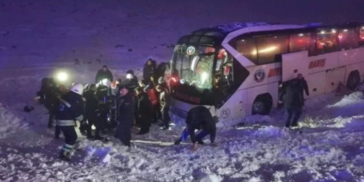 Diyarbakır'da yolcu otobüsü devrildi