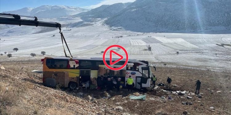 Diyarbakır'dan Bodrum'a giden yolcu otobüsü Afyon'da devrildi: Sekiz ölü, 35 yaralı