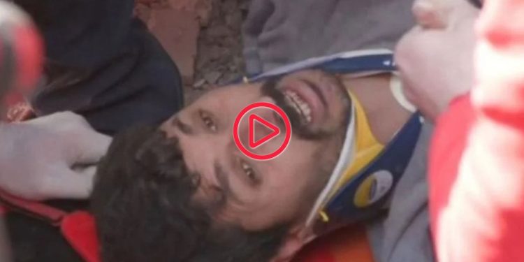 Dört yaşındaki Şengül ve babası 132 saat sonra enkaz altından kurtarıldı