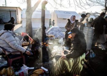 Dünya Sağlık Örgütü (WHO) Türkiye ve Suriye'de deprem bölgelerinde devam eden arama-kurtarma çabalarını desteklemek için iki ülkeye toplam 72 tonluk travma, ilk yardım ve acil ameliyat malzemesi gönderdi.