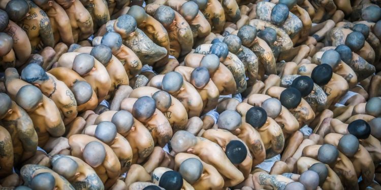 El Salvador binlerce dövmeli mahkumu teşhir etti