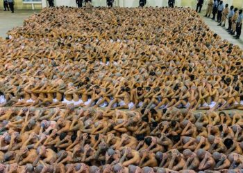 El Salvador’da 2 bin çete üyesi ayaklarında prangalarla Amerika kıtasının en büyük hapishanesine nakledildi