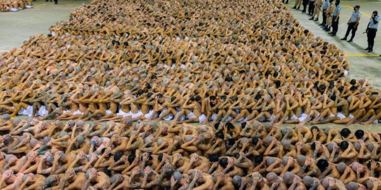 El Salvador’da 2 bin çete üyesi ayaklarında prangalarla Amerika kıtasının en büyük hapishanesine nakledildi