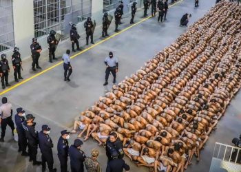 El Salvador'da 2 bin kişilik çetenin bir grubu cezaevine böyle nakledildi!