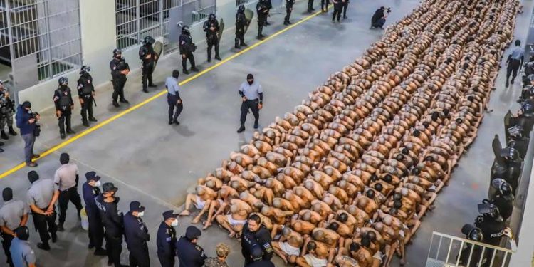 El Salvador'da 2 bin kişilik çetenin bir grubu cezaevine böyle nakledildi!