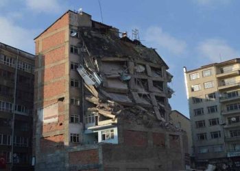 Elazığ'da depremde hasar gören binaların yıkımına başlandı