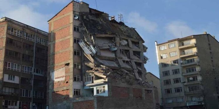 Elazığ'da depremde hasar gören binaların yıkımına başlandı