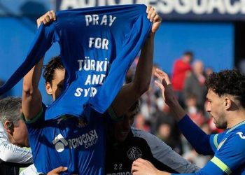 Enes Ünal golünü attı, depremzedeleri unutmadı