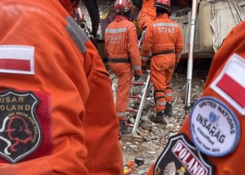 Enkaz altından 12 kişiyi kurtaran Polonyalı itfaiyeciler ülkelerine dönüyor