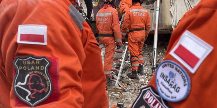 Enkaz altından 12 kişiyi kurtaran Polonyalı itfaiyeciler ülkelerine dönüyor