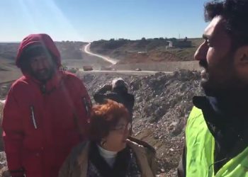 Enkaz molozları, ‘yasak’ uyarısı yapılan dere yatağına dökülüyor