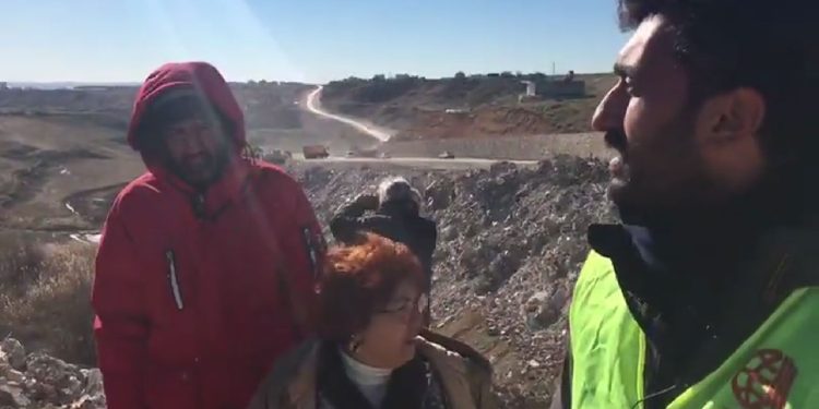 Enkaz molozları, ‘yasak’ uyarısı yapılan dere yatağına dökülüyor