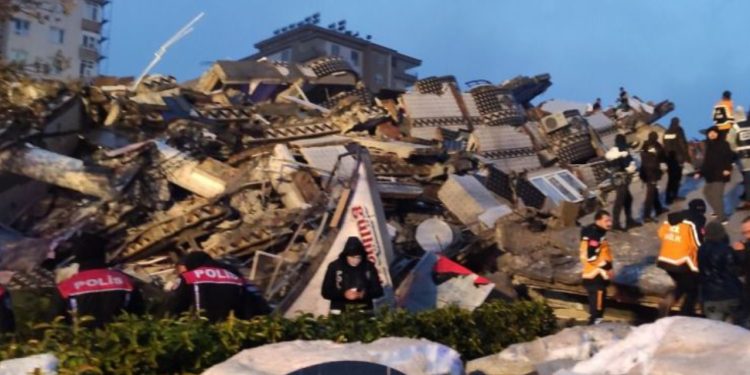 Enkazdan 34 saat sonra yaralı kurtarıldı