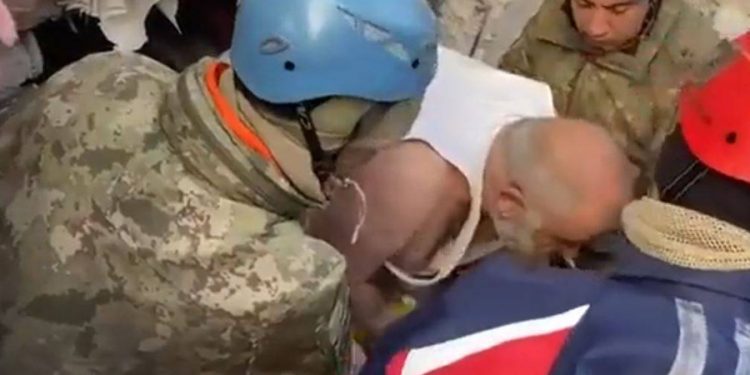 Enkazdan ağzında sigara ile çıkmıştı: Hastaneye gitmek istemedim; çünkü Haticem’i orada bırakmak istemedim