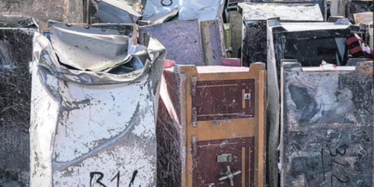 Enkazdan çıkan altın ve kasalar gizli depoda tutuluyor