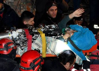 Enkazdan el sallayarak çıktı; Hatice ve kızı Mihriban 92 saat sonra kurtarıldı