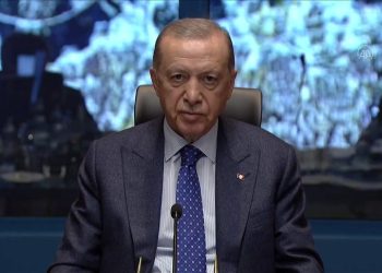 Cumhurbaşkanı ve AKP Genel Başkanı Tayyip Erdoğan, Kahramanmaraş merkezli 7,7 ve 7,6 büyüklüğündeki depremin ikinci gününde, depremin yıkıma sebep olduğu 10 ilde 3 ay süreyle olağanüstü hâl (OHAL) ilan edildiğini duyurdu.