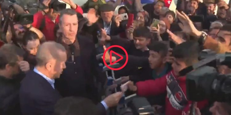 Erdoğan Adıyaman'da çocuklara para dağıttı