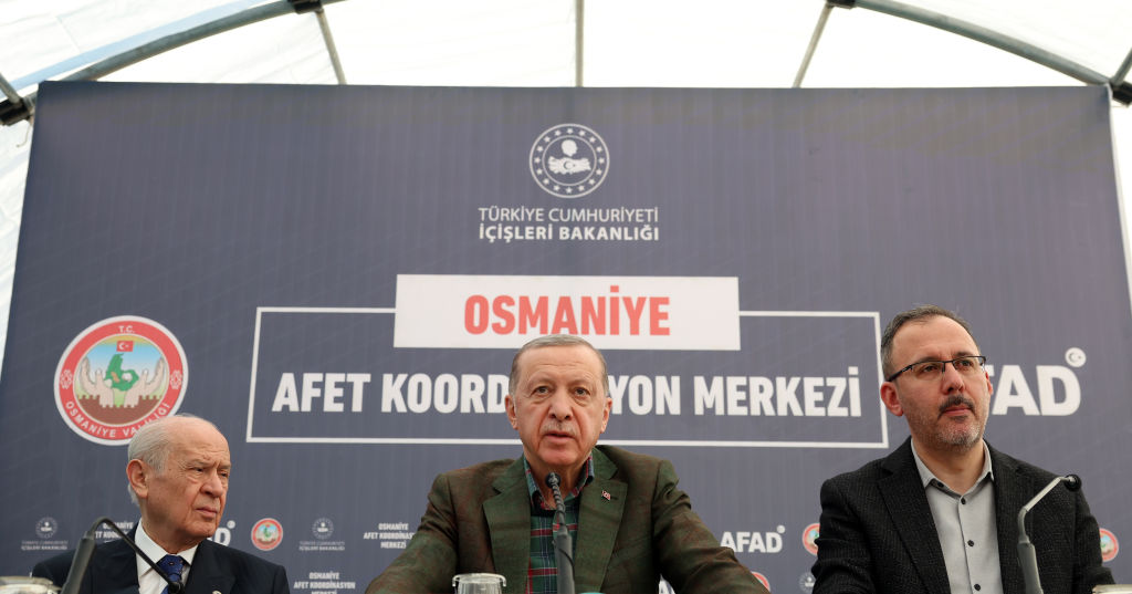 Cumhurbaşkanı Recep Tayyip Erdoğan'ın Osmaniye'de yaptığı konuşmasında devleti depremzedelere yaptığı yardımlarda yetersiz kalması yönünde eleştirenler için kullandığı "Be ahlaksız, namussuz, adi" sözleri muhalefetin tepkisine neden oldu.