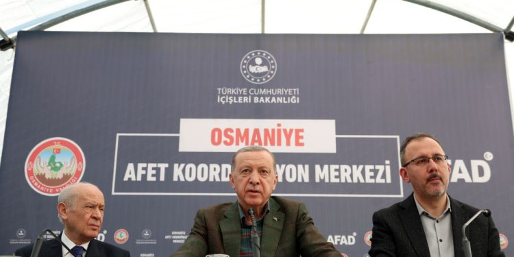 Cumhurbaşkanı Recep Tayyip Erdoğan'ın Osmaniye'de yaptığı konuşmasında devleti depremzedelere yaptığı yardımlarda yetersiz kalması yönünde eleştirenler için kullandığı "Be ahlaksız, namussuz, adi" sözleri muhalefetin tepkisine neden oldu.