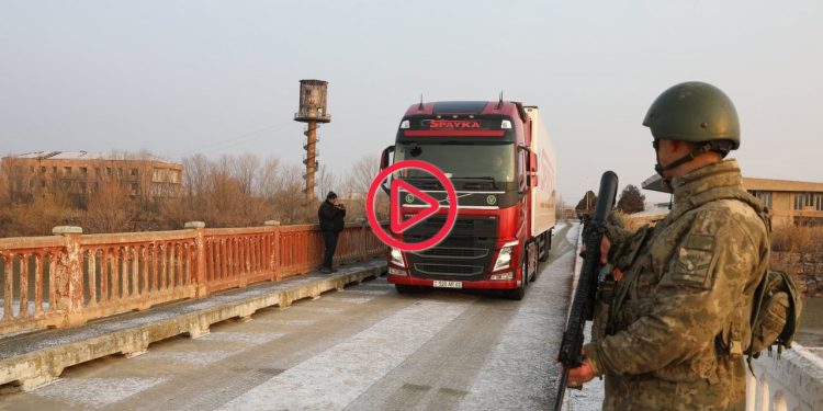 Ermenistan sınır kapısı 35 yıl sonra deprem bölgesine yardım için açıldı