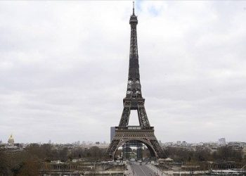 Eyfel Kulesi emeklilik reformuna karşı yapılan grev nedeniyle ziyarete kapatıldı