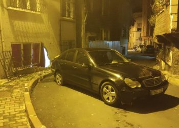 Fatih’te el freni çekilmeyen otomobil çarptığı evin duvarını yıktı
